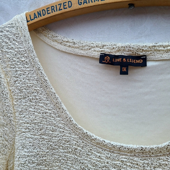 LOVE & LEGEND | White & Gold Sparkle Shimmer Holiday Tee Shirt - Sz 1X - Picture 3 of 4